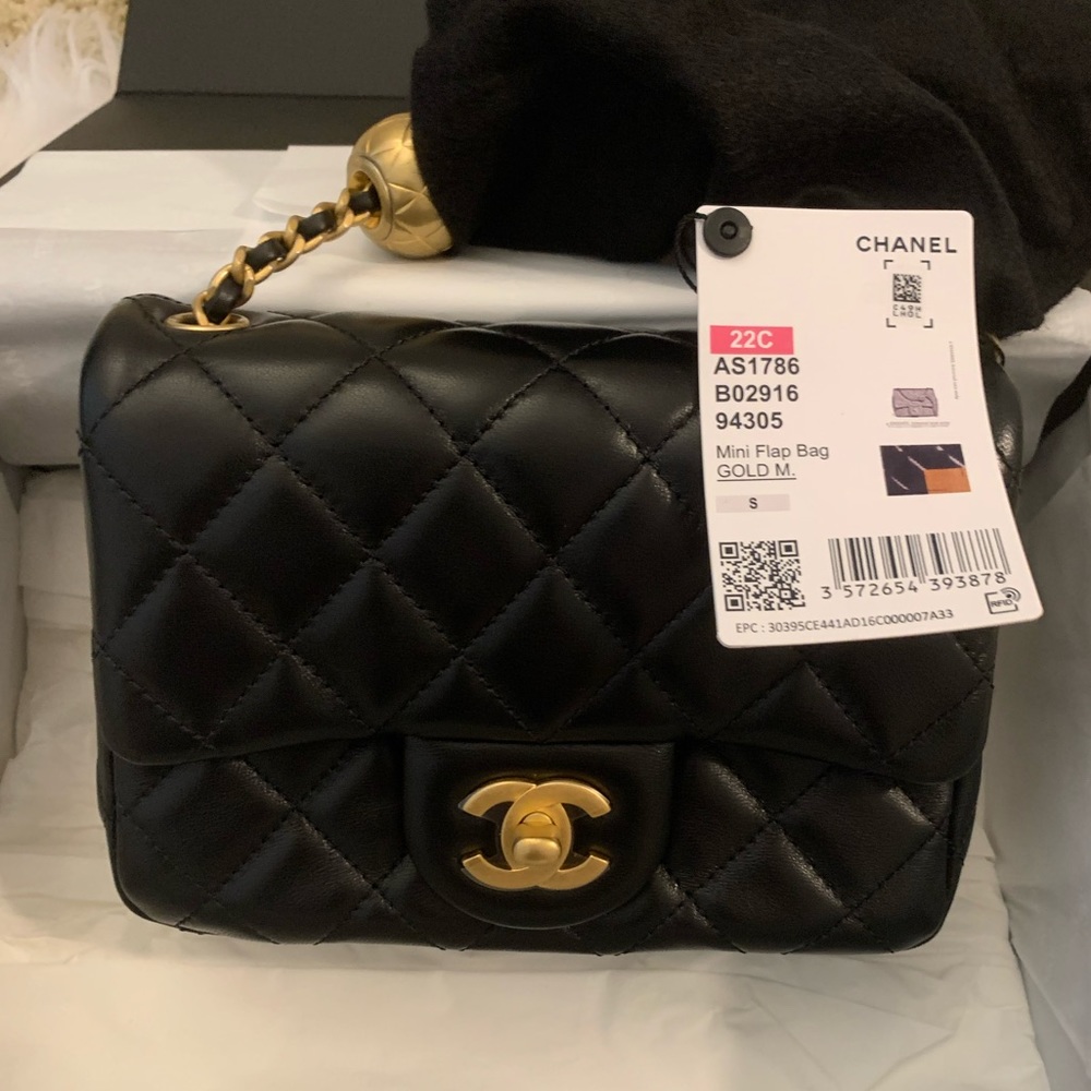 ❌Sold❌Authentic New Chanel Crush Pearl Square